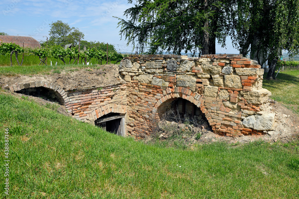 Altes Mauerwerk von verfallenen Erdkellern im Weinviertel, Niederösterreich