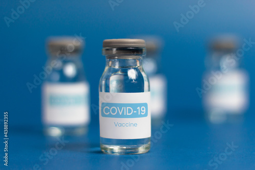 Elementos de vacunación con fondo azul. 