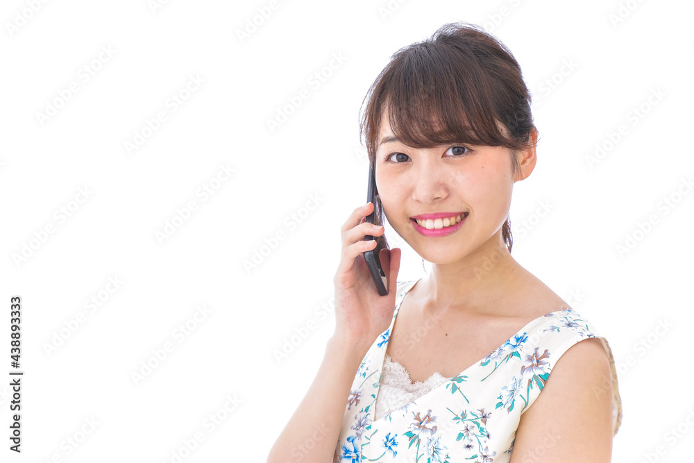 スマホで通話をする若い女性