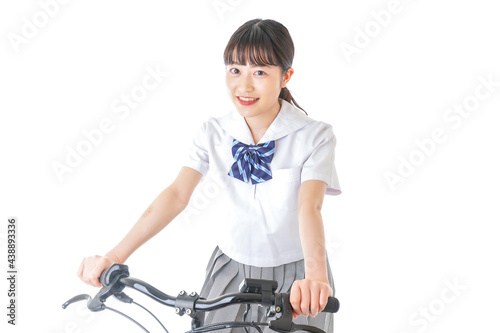 自転車通学をする制服姿の学生