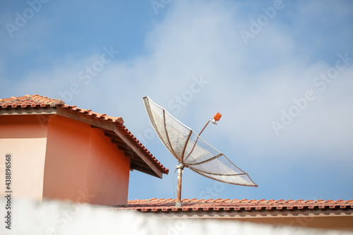 As antenas parabólicas utilizadas para pegar sinal da TV aberta, instalada nas casa em zona rural.  photo