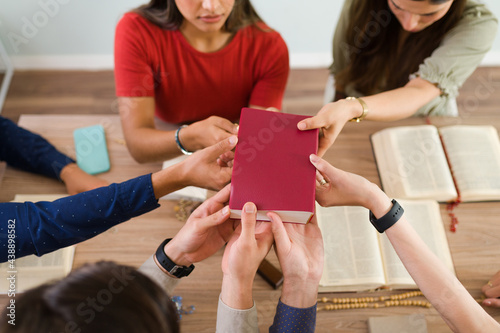 Canvas Print Disciples of God studying the scriptures