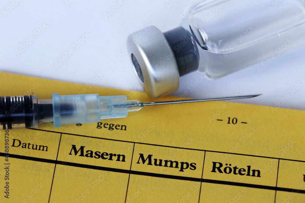 Impfung gegen Masern, Mumps und Röteln mit Impfpass, Spritze und Impfstoff - obrazy, fototapety, plakaty 