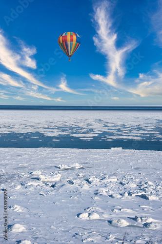 オホーツク海の流氷原に浮かぶバルーン