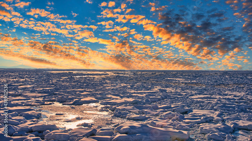 オホーツク海の流氷原に沈む夕日