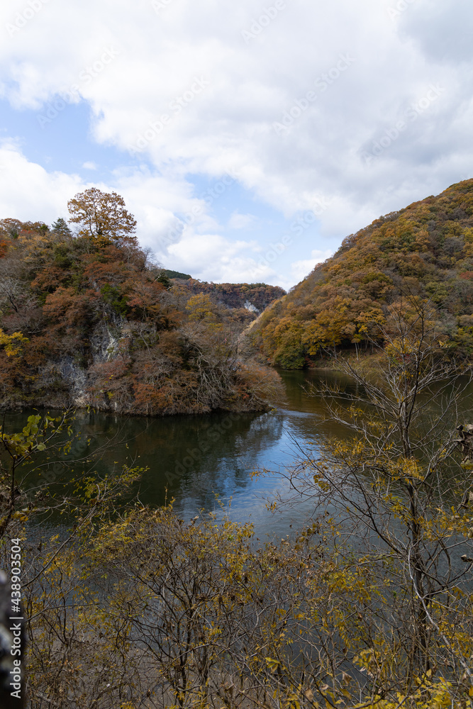広島県帝釈峡、重なり合う山。