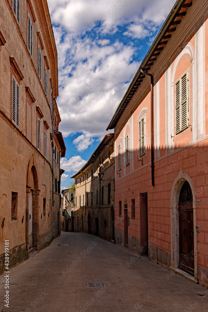 Straße in der Altstadt von Montalcino in der Toskana in Italien