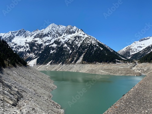 Staudamm Stausee Schlegeisspeicher nahe Mayrhofen Tux in den Tuxer Alpen Tirol Zillertal bei Niedrigwasser im Mai 