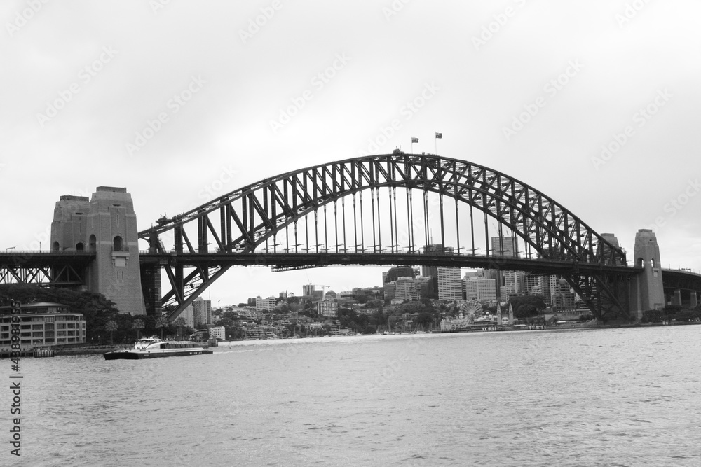 Obraz premium A black and white photo of Harbour Bridge, Sydney.