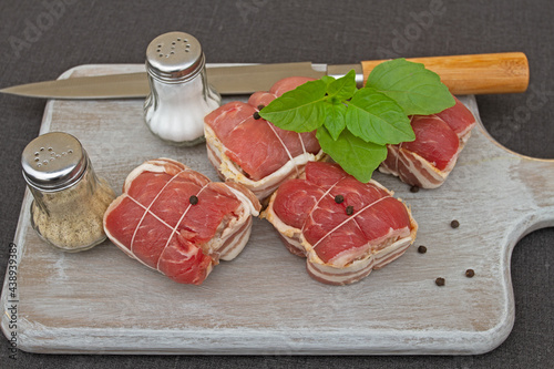 paupiette de boeuf cru sur une planche à découper