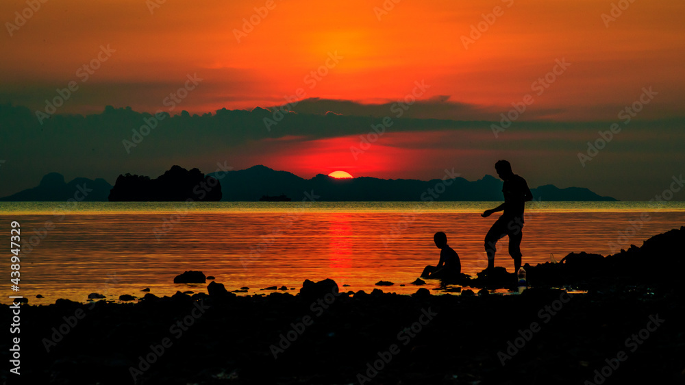 Fototapeta premium silhouette of a person on the beach