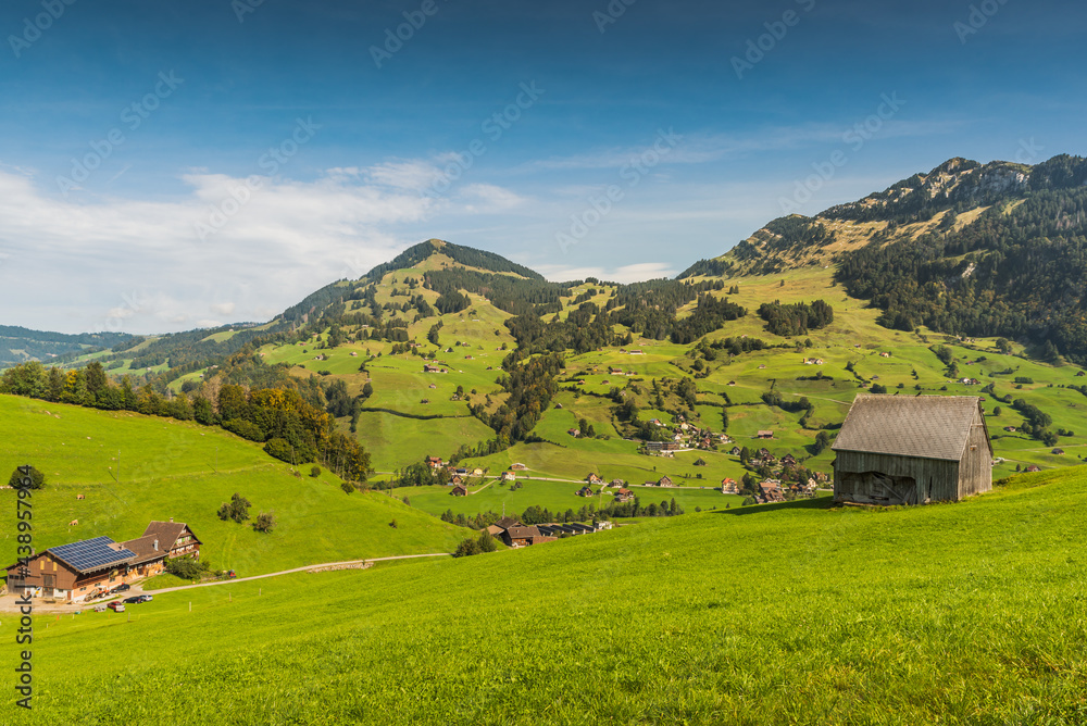 Grüne, bergige Landschaft im Toggenburg, Kanton St. Gallen, Schweiz