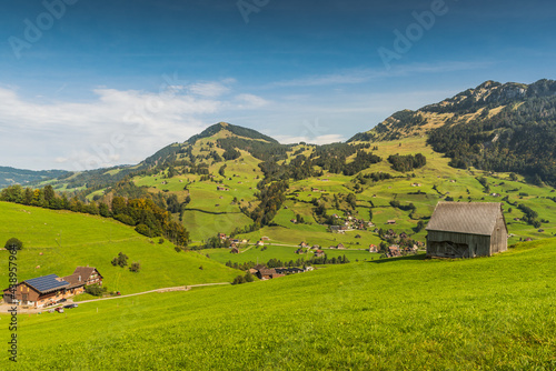 Grüne, bergige Landschaft im Toggenburg, Kanton St. Gallen, Schweiz