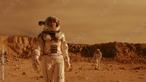 Slika na platnu Astronauts searching location for base on Mars