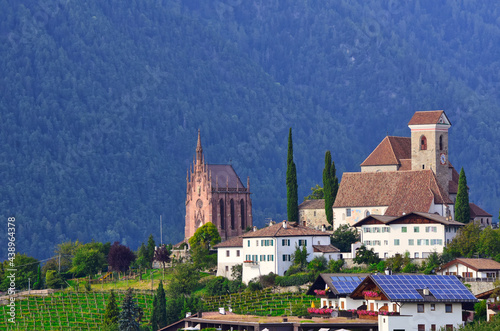 Blick auf das Mausoleum von Erzherzog Johann, sowie die Pfarrkirche, in Schenna in Südtirol photo