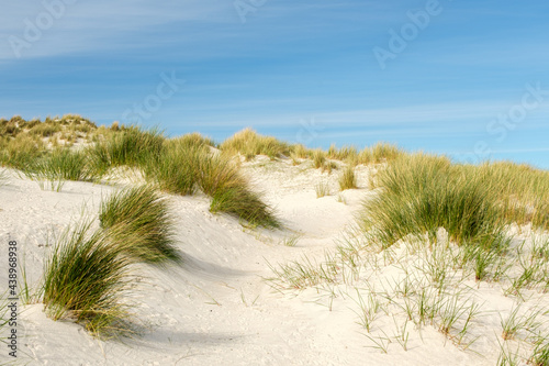 Dünenlandschaft mit blauem Himmel