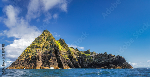 Foto Panorama of entire beautiful Skellig Michael island with Skellig Lighthouse