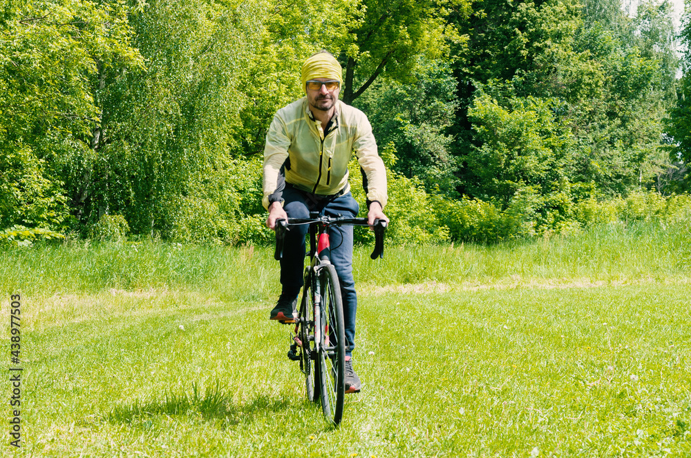 Obraz premium Cycler on his bicycle in a summer park