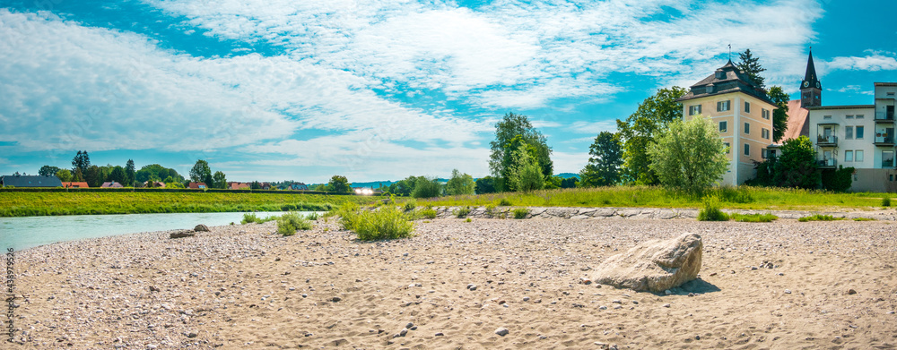 Fototapeta premium Laufen an der Salzach und Oberndorf bei Salzburg an einem sonnigen Tag im Sommer