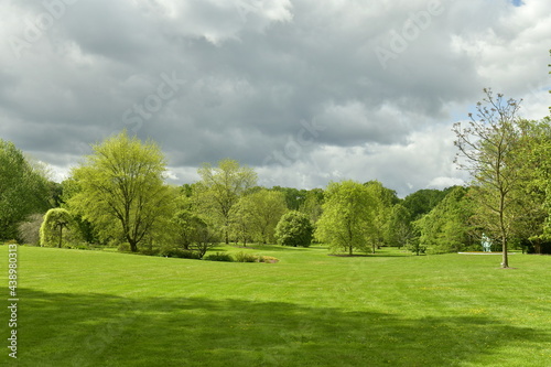 Fototapeta Naklejka Na Ścianę i Meble -  Ciel menaçant au dessus de la végétation luxuriante de l'arboretum de Wespelaar en Brabant Flamand 