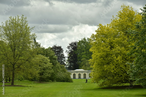Le pavillon d'été et la végétation luxuriante verte contrastant avec le gris des nuages à l'arboretum de Wespelaar en Brabant Flamand 