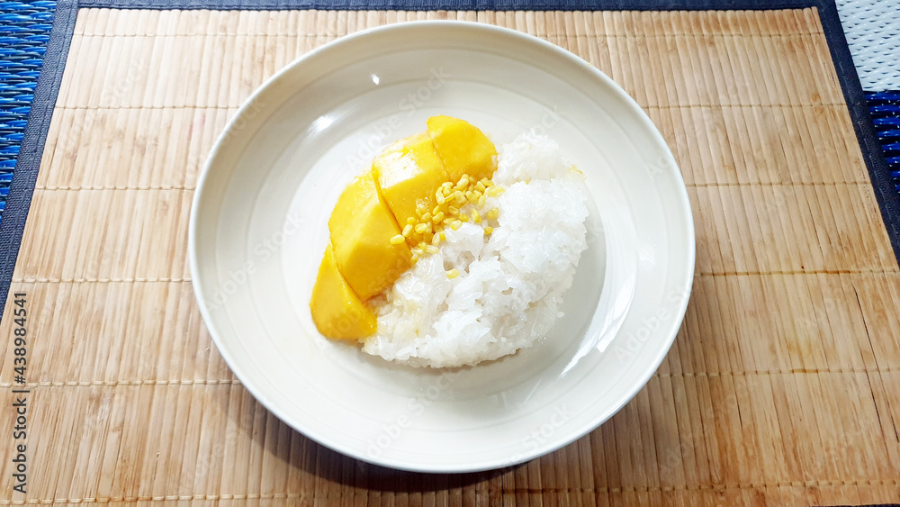 mango with sticky rise side view (kaw neaw mamung) mango with sticky rise side view (kaw neaw mamung)