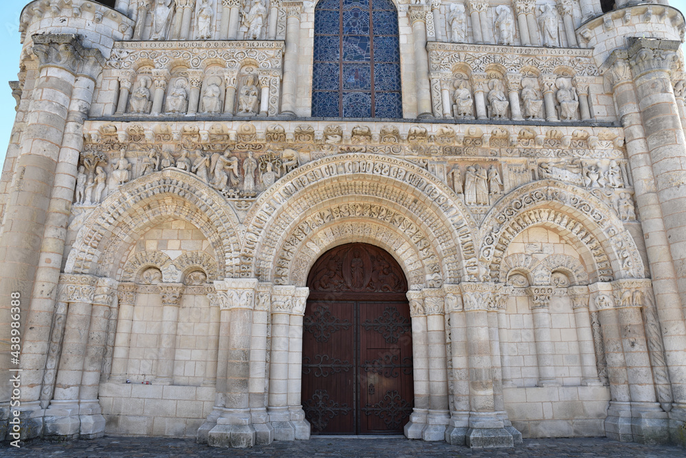 Portail roman de Notre-Dame la Grande à Poitiers, France