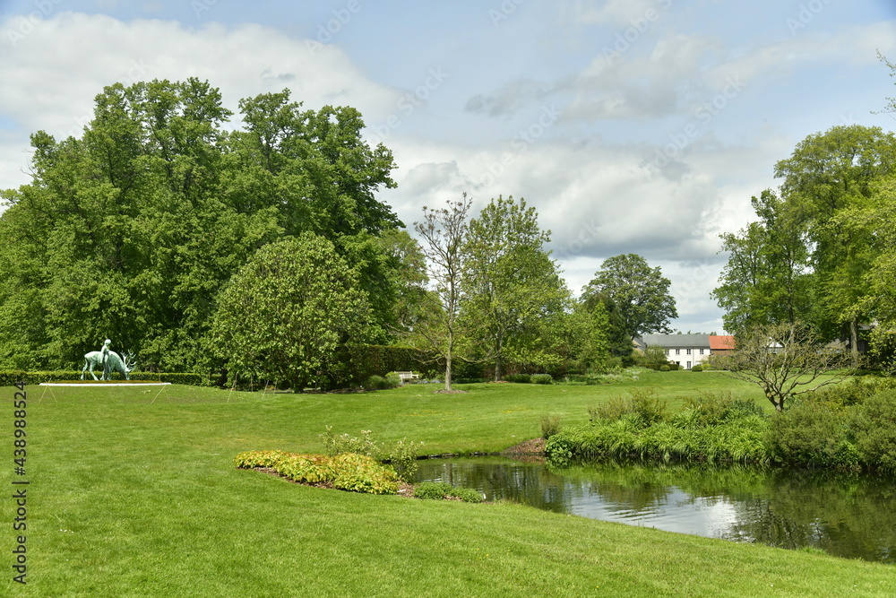 L'étang entouré de pelouses et végétation diverses à l'arboretum de Wespelaar en Brabant Flamand 