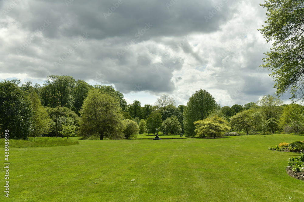 Nuages gris et parfois sombres contrastant avec la beauté verte des feuillage des arbres et pelouses de l'arboretum de Wespelaar en Brabant Flamand Nuages gris et parfois sombres contrastant avec la beauté verte des feuillage des arbres et pelouses de l'arboretum de Wespelaar en Brabant Flamand