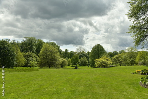Nuages gris et parfois sombres contrastant avec la beauté verte des feuillage des arbres et pelouses de l'arboretum de Wespelaar en Brabant Flamand  © Photocolorsteph