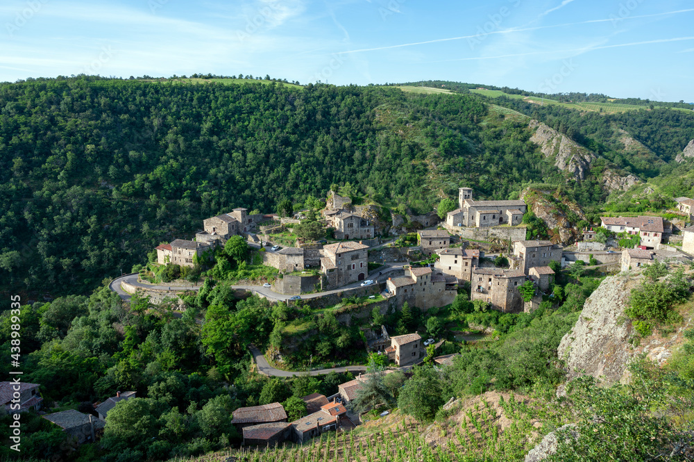 Le village médiéval de Malleval dans les coteaux des Côtes-du-Rhône dans le département de la Loire en France