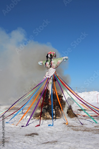 Fotografie the burning of an effigy on the traditional holiday of spring Maslenitsa in Sibe