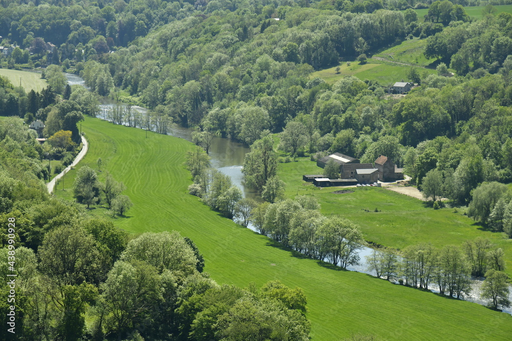 Fond de la vallée de l'Ourthe entre bois ,champs et fermes vue depuis la falaise de la Roche aux Faucons à Esneux au sud de Liège 