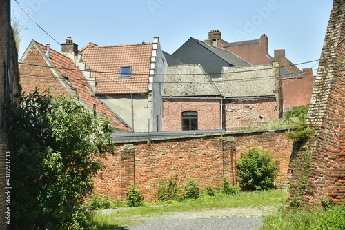 L'architecture archailique des vieilles bâtisses longeant le mur d'enceinte du parc d'Enghien en Hainaut 