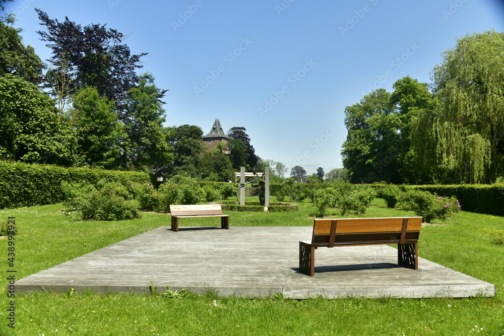 Oeuvres d'art et coin de repos à la roseraie du parc d'Enghien en Hainaut
