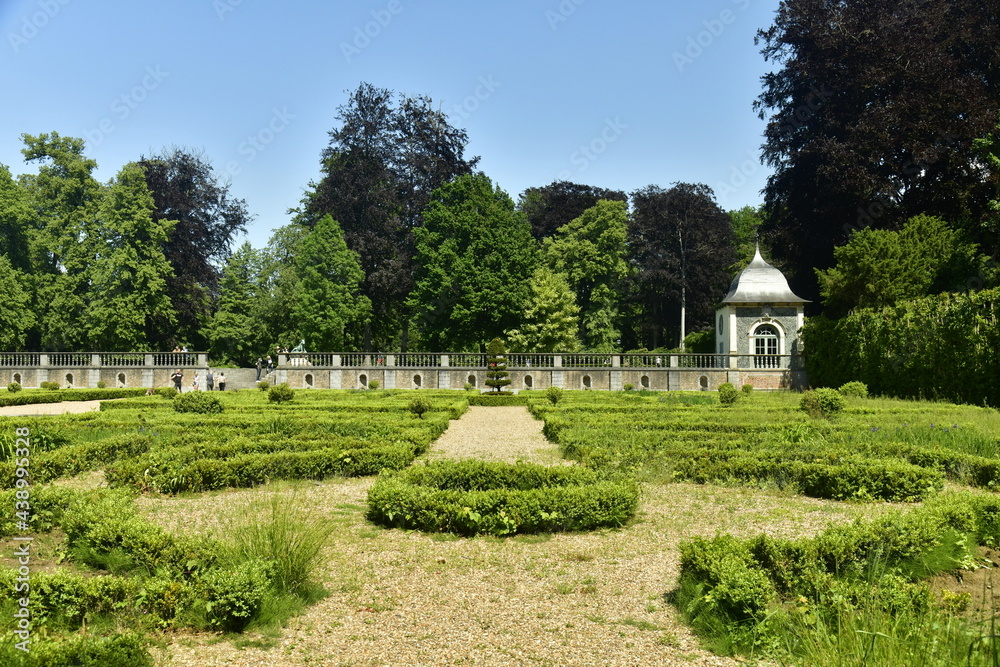 Les haies en formes entre les petits chemins au Jardin des Fleurs au parc d'Enghien en Hainaut 