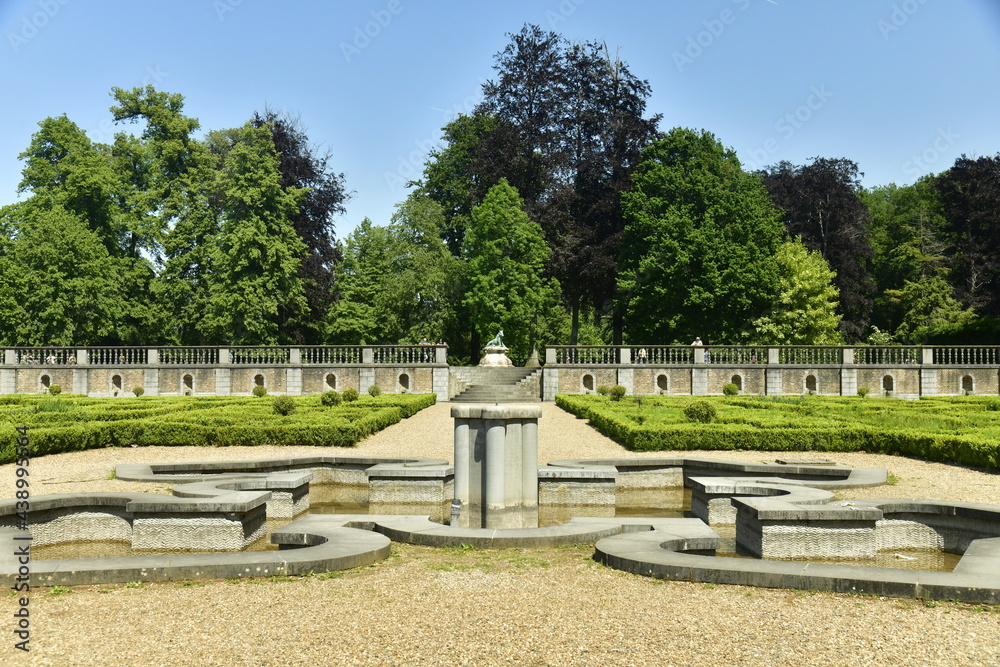 La fontaine aux formes particulières au milieu du Jardin des Fleurs au parc d'Enghien en Hainaut 