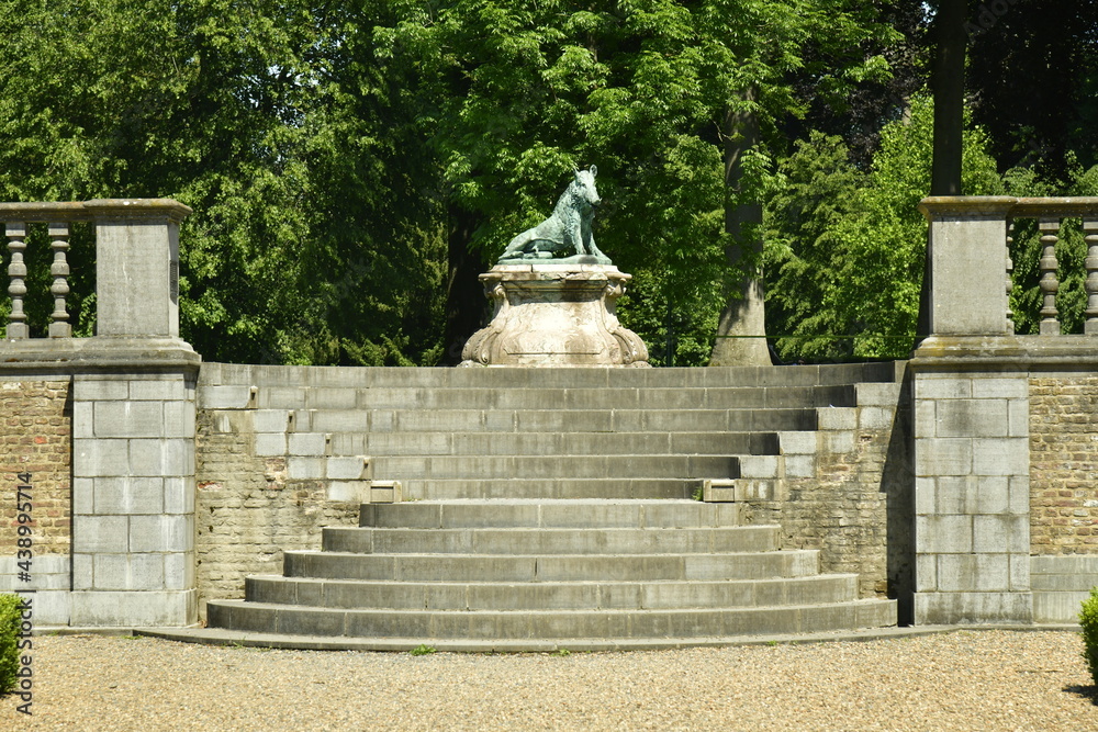 L'escalier en double demi-cercle l'un rentrant et l'autre sortant et le  sanglier en bronze à l'entrée du Jardin des Fleurs au parc d'Enghien en  Hainaut Photos | Adobe Stock