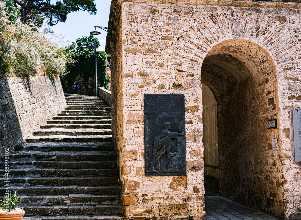 Naklejka premium Castellabate, Salerno, Italy. Country lane with stairs and arch
