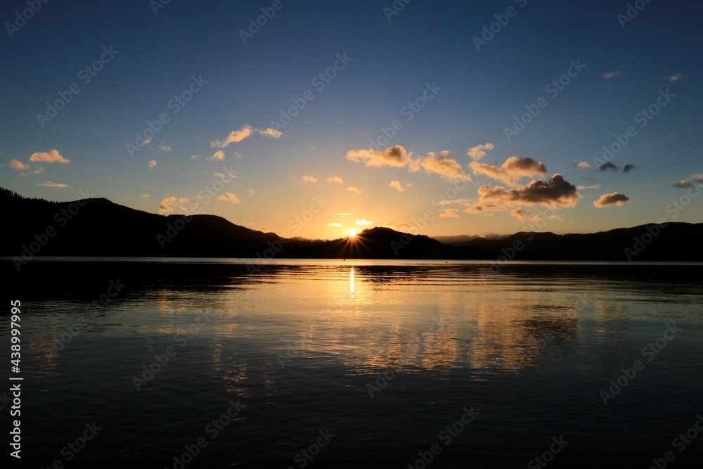 ドラマチックな夕空が鏡張りに反射する遠浅のビーチ【ニュージーランド】