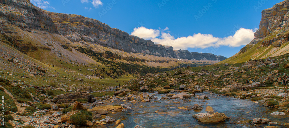 El hermoso Valle de Ordesa en los Pirineos, Huesca, España. Río Arazas descendiendo por el valle visto desde la cascada de cola de caballo.