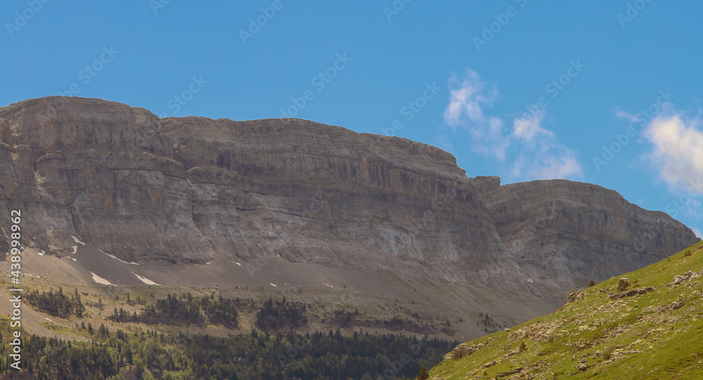 Acantilado del cañón en el Valle de Ordesa, Huesca, España. Las escarpadas paredes que bordean el valle vistas desde el fondo del mismo.