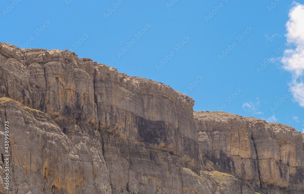 Acantilado del cañón en el Valle de Ordesa, Huesca, España. Las escarpadas paredes que bordean el valle vistas desde el fondo del mismo.