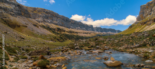 El hermoso Valle de Ordesa en los Pirineos, Huesca, España. Río Arazas descendiendo por el valle visto desde la cascada de cola de caballo.