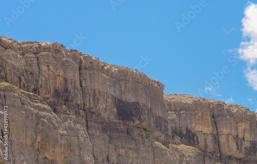 Acantilado del cañón en el Valle de Ordesa, Huesca, España. Las escarpadas paredes que bordean el valle vistas desde el fondo del mismo.