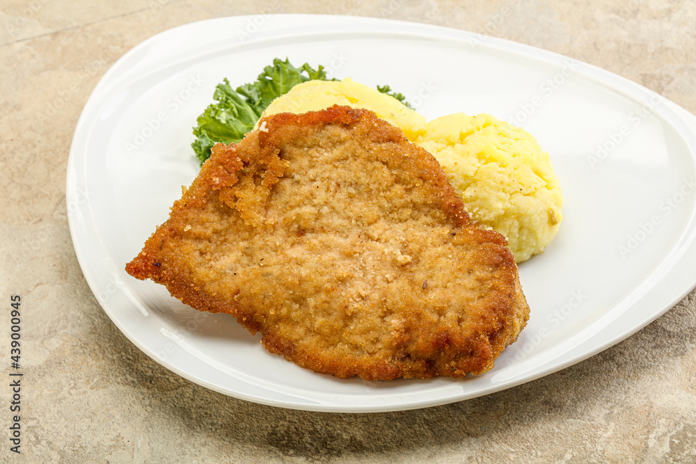 Crispy chicken schnitzel with mashed potato Crispy chicken schnitzel with mashed potato