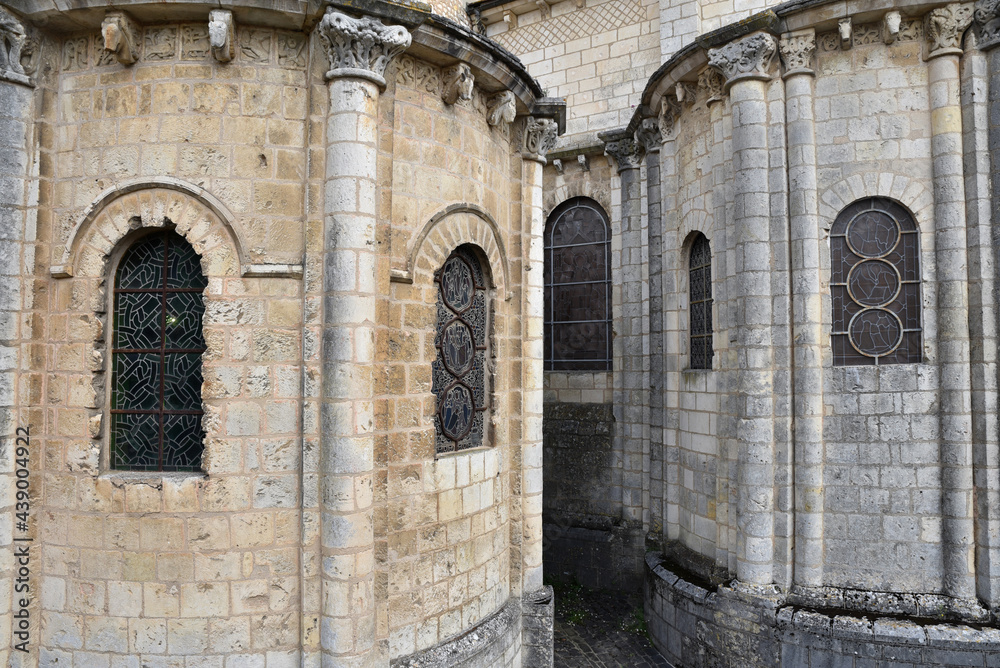Chevet de l'église romane Saint-Hilaire à Poitiers, France