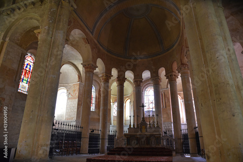 Choeur de l'église romane Saint-Hilaire à Poitiers, France