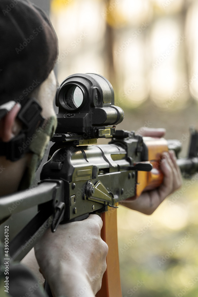 Shooter aiming ak, Avtomat Kalashnikova