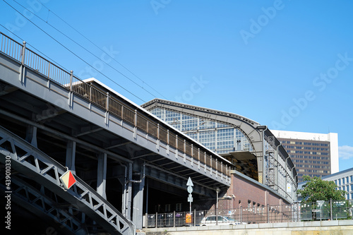 Der historische Bahnhof Friedrichstraße in Berlin auch Tränenpalast genannt vom Fluss Spree aus gesehen